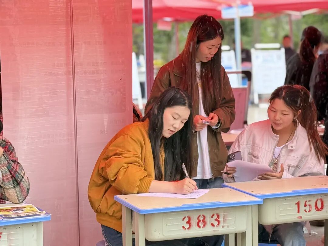 香职动态｜香格里拉职业学院2025 年校园双选会打造就业服务新范式(图3)