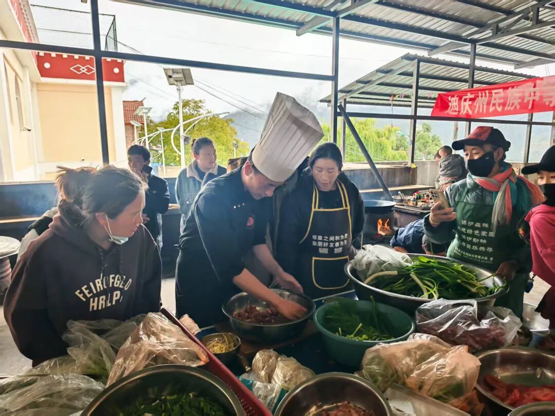 院(校)师生冒雨入村 倾情助力乡村振兴(图1) 院(校)师生冒雨入村 倾情助力乡村振兴(图1)