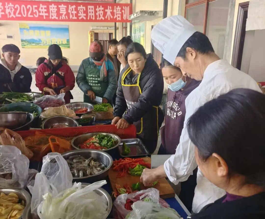 院(校)师生冒雨入村 倾情助力乡村振兴(图2) 院(校)师生冒雨入村 倾情助力乡村振兴(图2)