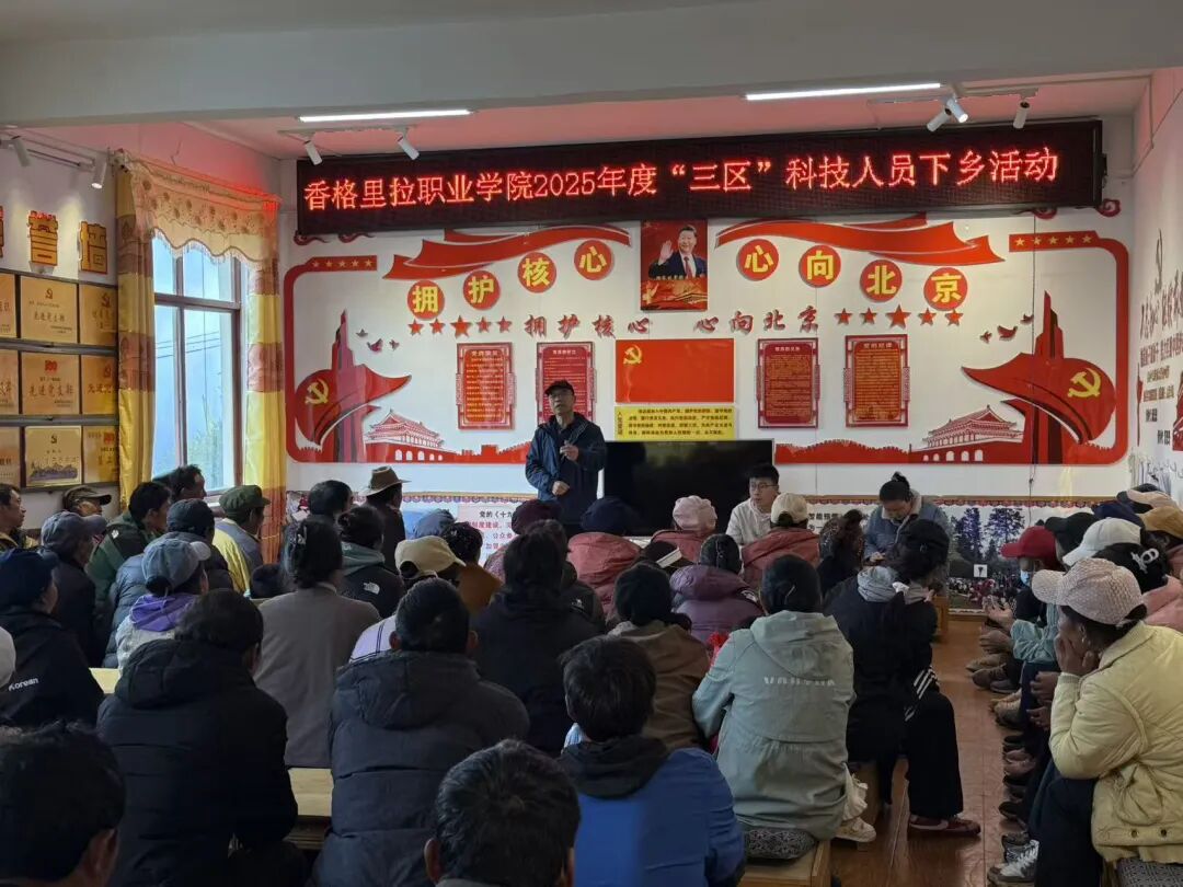 院(校)师生冒雨入村 倾情助力乡村振兴(图3) 院(校)师生冒雨入村 倾情助力乡村振兴(图3)