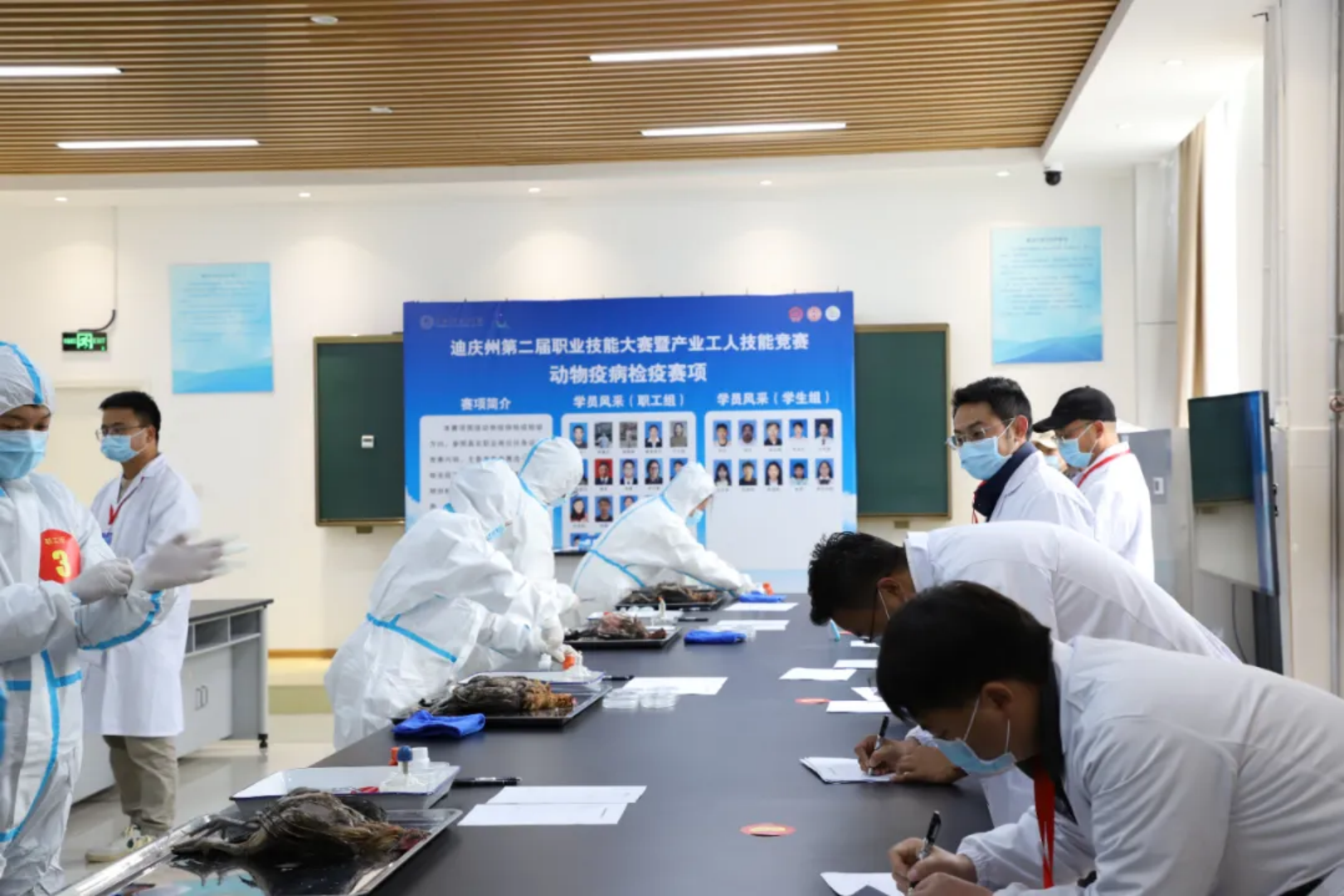 香职新闻｜匠心筑梦 技能成才—迪庆州第二届职业技能大赛暨产业工人技能竞赛在香格里拉职业学院开赛(图14)