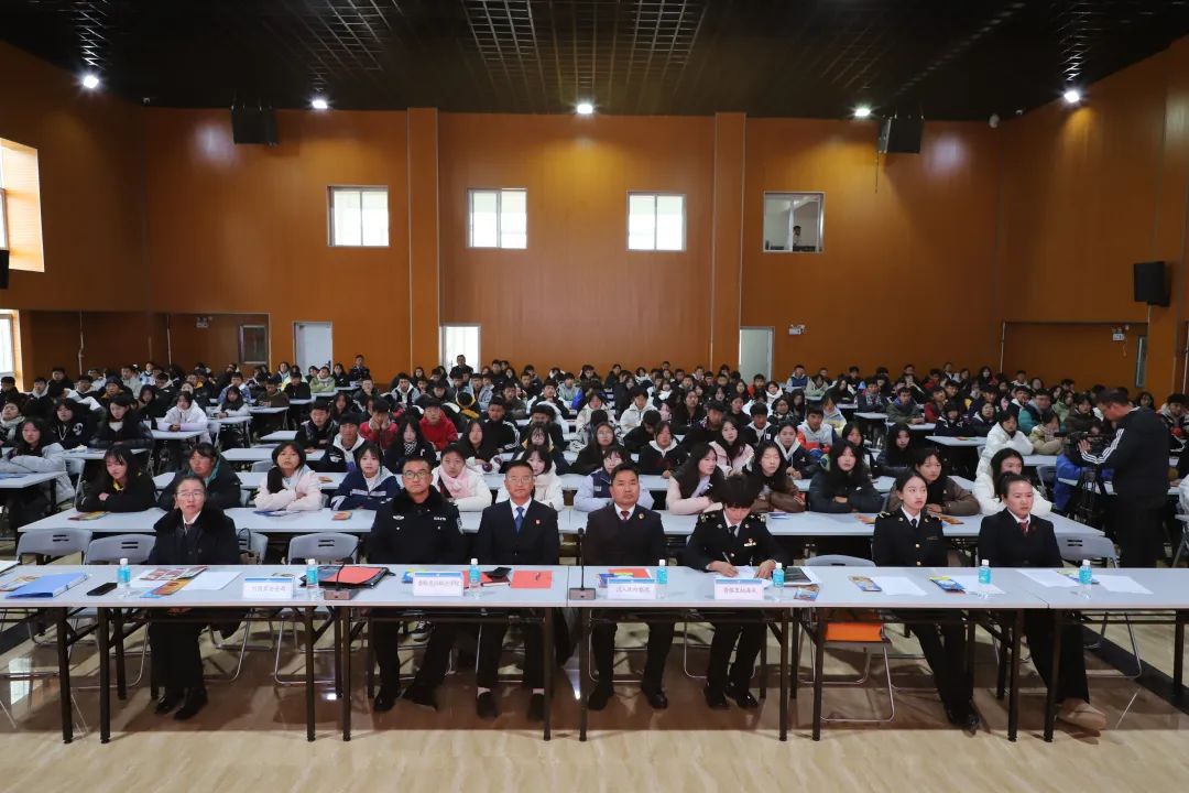 香职新闻｜ “大力弘扬宪法精神，齐心共建法治校园”暨第十一个“法治宣传周”宪法进校园活动启动