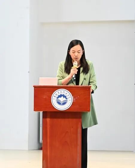 香职动态 | 青春启航 逐梦未来——我校2025届毕业典礼圆满落幕(图5) 香职动态 | 青春启航 逐梦未来——我校2025届毕业典礼圆满落幕(图5)