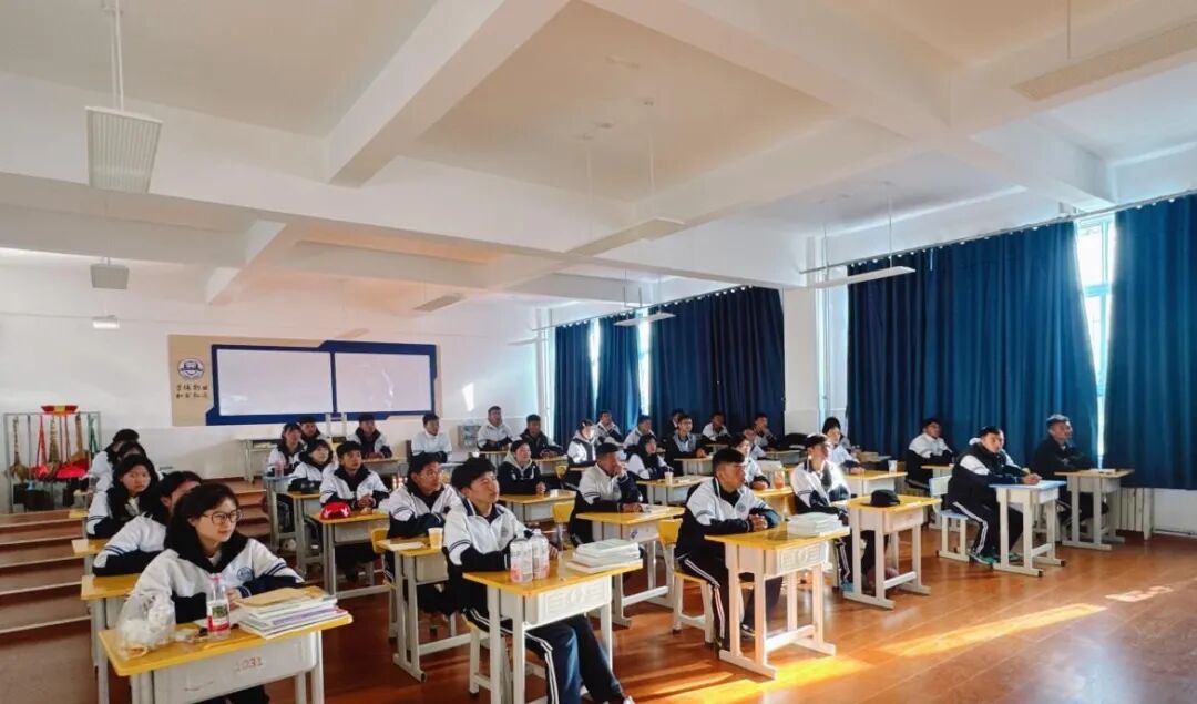  学院校开展纪念抗战胜利80周年主题班会活动(图1)