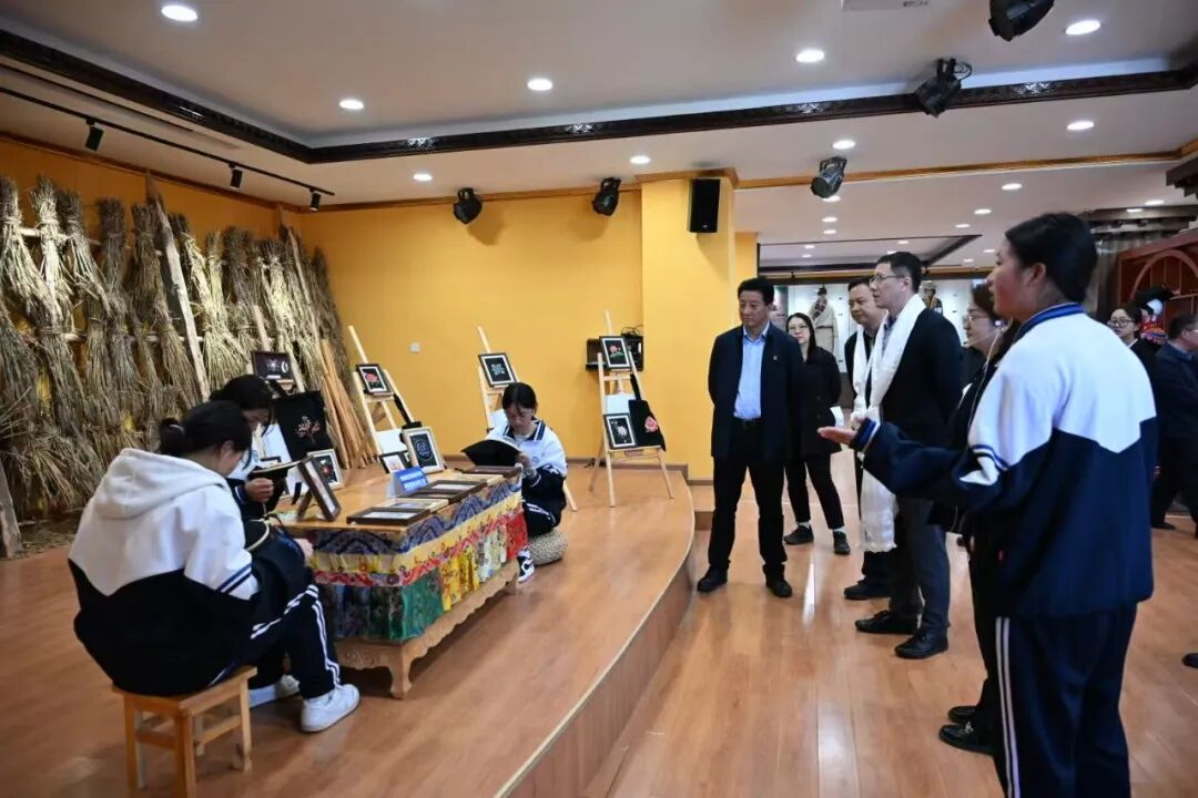 中旅集团领导到香格里拉职业学院调研指导(图1) 中旅集团领导到香格里拉职业学院调研指导(图1)