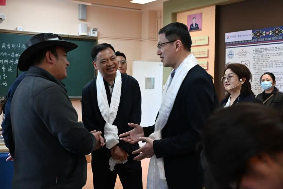 中旅集团领导到香格里拉职业学院调研指导(图2) 中旅集团领导到香格里拉职业学院调研指导(图2)