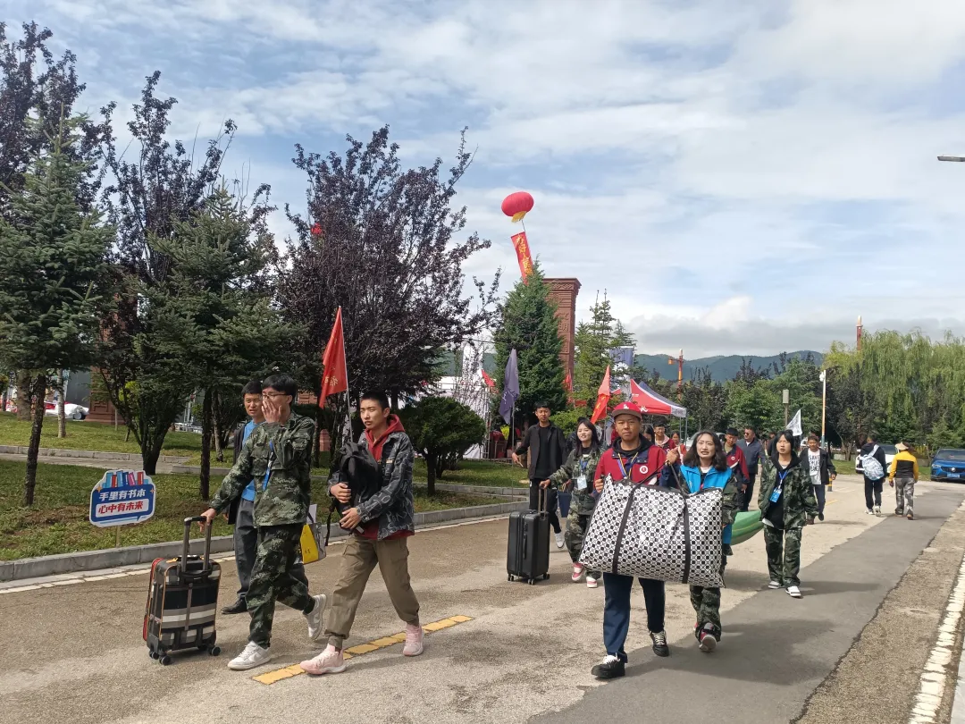 香职新闻｜感恩“香”遇 “新”程启航--香格里拉职业学院 迪庆州民族中等专业学校2024年新生入学现场热辣滚烫(图4)