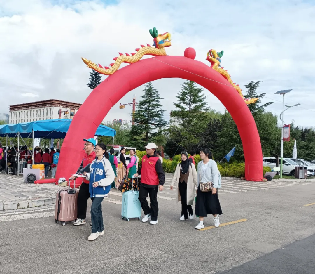 香职新闻｜感恩“香”遇 “新”程启航--香格里拉职业学院 迪庆州民族中等专业学校2024年新生入学现场热辣滚烫(图10)