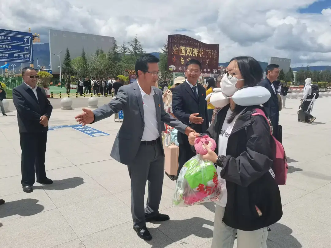 香职新闻｜感恩“香”遇 “新”程启航--香格里拉职业学院 迪庆州民族中等专业学校2024年新生入学现场热辣滚烫(图14)