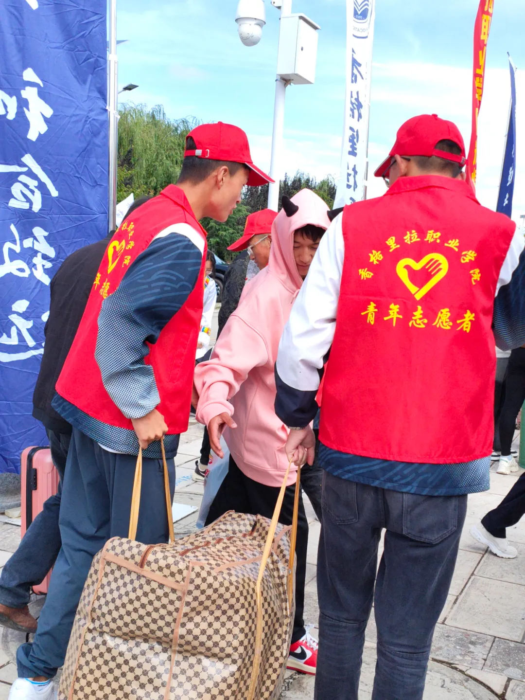 香职新闻｜感恩“香”遇 “新”程启航--香格里拉职业学院 迪庆州民族中等专业学校2024年新生入学现场热辣滚烫(图22)