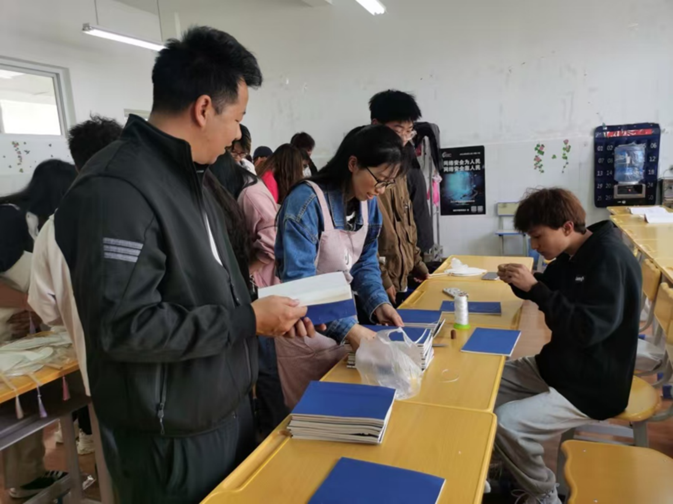 香职新闻|古籍保护进校园 文明薪火燃少年—院校组织开展古籍保护与传承暨古籍保护进校园公益活动(图2) 香职新闻|古籍保护进校园 文明薪火燃少年—院校组织开展古籍保护与传承暨古籍保护进校园公益活动(图2)
