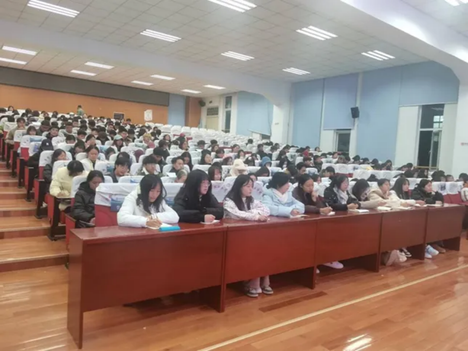 香职新闻|学院开展“高校百场形势政策会”系列活动(图2) 香职新闻|学院开展“高校百场形势政策会”系列活动(图2)
